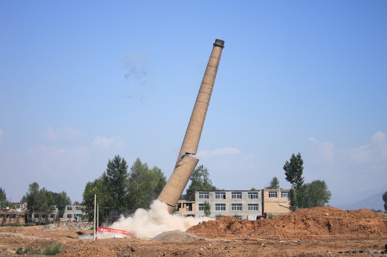 贝博游戏平台（中国）股份有限公司爆破技术服务有限公司北川工业园区49米烟囱拆除爆破圆满成功